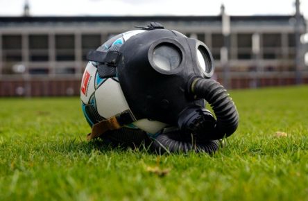 Ein Fußball mit Gasmaske vor dem Rheinenergie Stadion.