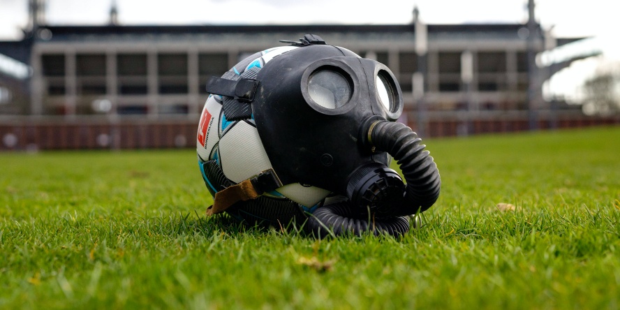 Ein Fußball mit Gasmaske vor dem Rheinenergie Stadion.