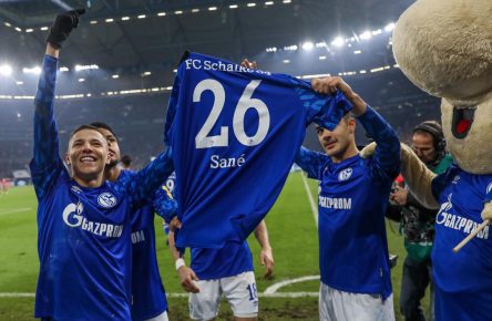 Schalke-Spieler mit dem Trikot von Salif Sane