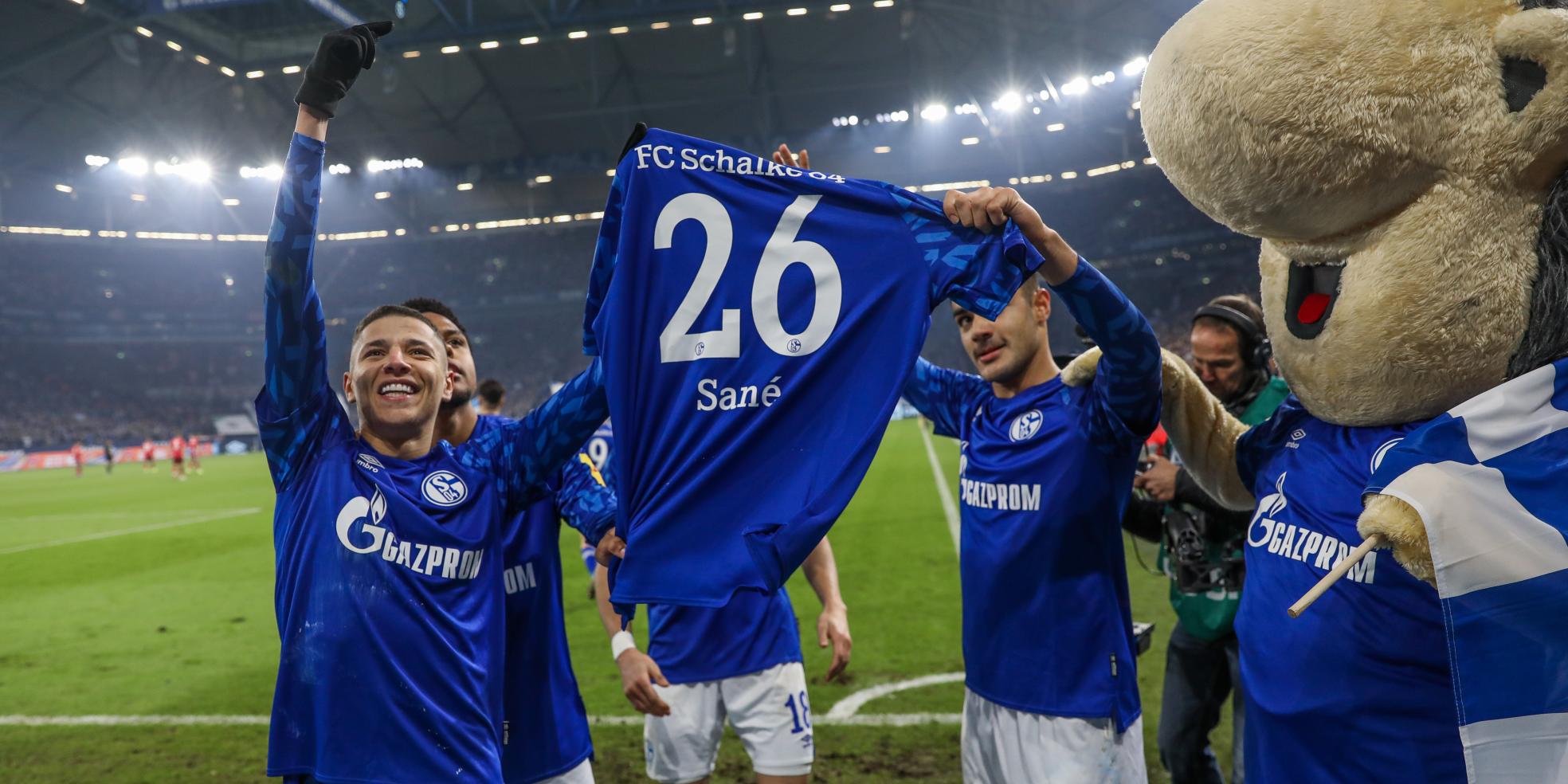 Schalke-Spieler mit dem Trikot von Salif Sane
