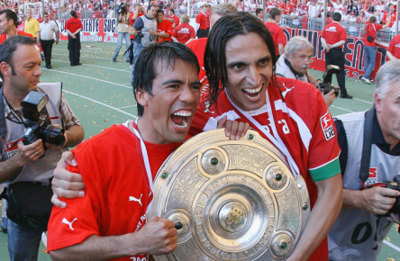 Fernando Meira (r.) feiert mit Pavel Pardo die Meisterschaft mit dem VfB Stuttgart.