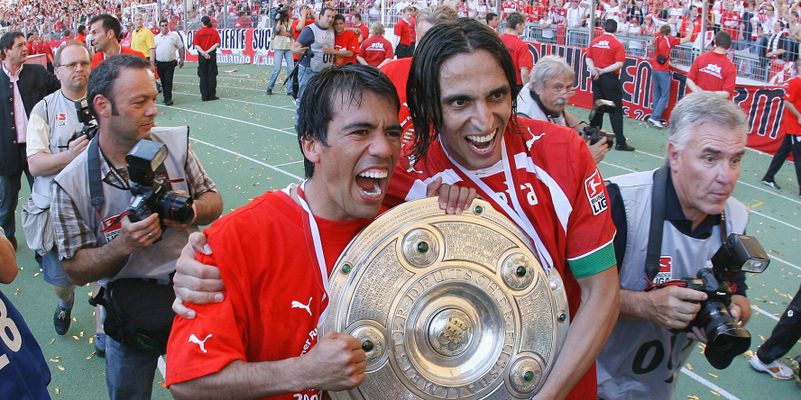 Fernando Meira (r.) feiert mit Pavel Pardo die Meisterschaft mit dem VfB Stuttgart.