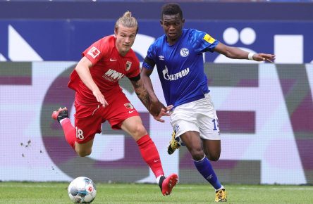 Tin Jedvaj vom FC Augsburg im Zweikampf mit Schalkes Rabbi Matondo
