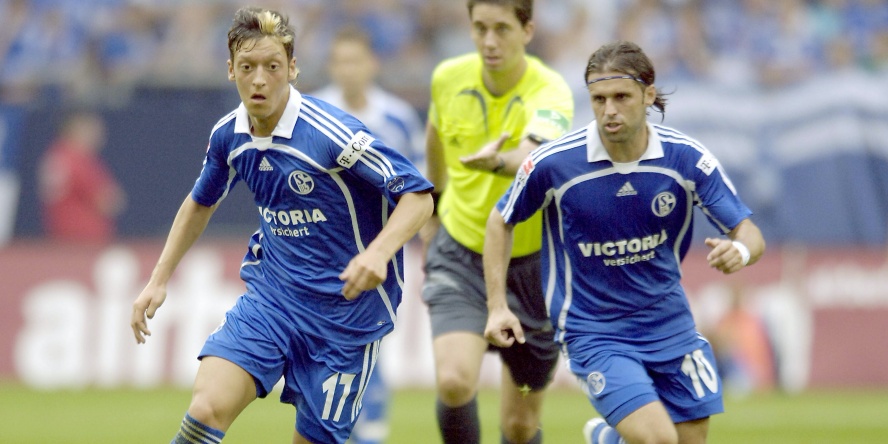 Lincoln (r.) und M;esut Özil wirbelten einst gemeinsam beim FC Schalke.