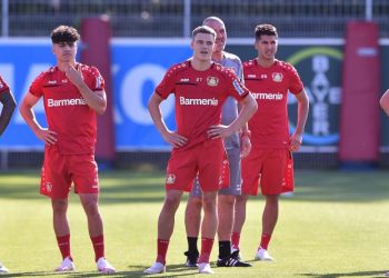 Florian Wirtz (M.), Exequiel Palacios (3.v.l.) oder Charles Aranguiz (ganz rechts verdenkt):Bayer Leverkusen hat im Mittelfeld eine enorme Qualität zu bieten.