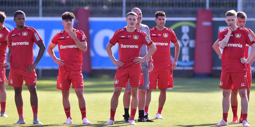 Florian Wirtz (M.), Exequiel Palacios (3.v.l.) oder Charles Aranguiz (ganz rechts verdenkt):Bayer Leverkusen hat im Mittelfeld eine enorme Qualität zu bieten.
