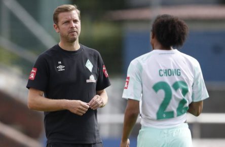 Tahith Chong und Florian Kohfeldt von Werder Bremen