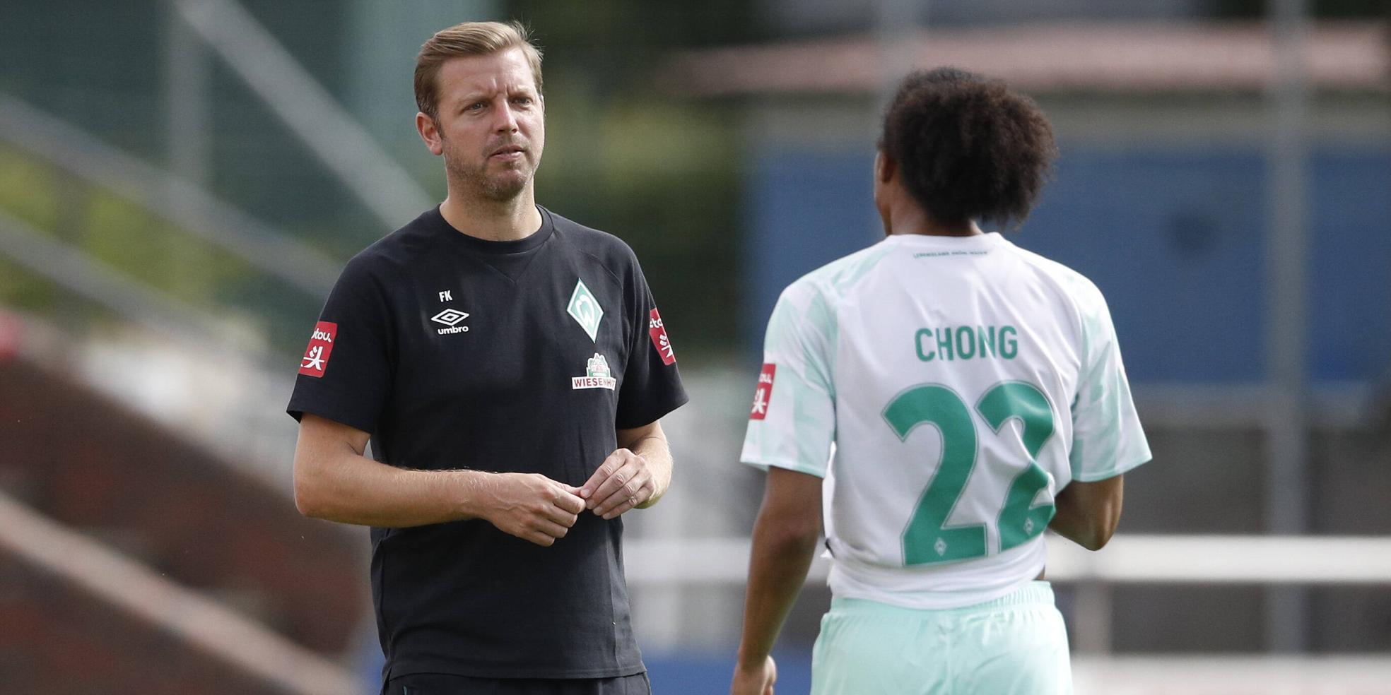 Tahith Chong und Florian Kohfeldt von Werder Bremen