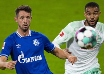 Bremens Jean-Manuel Mbom im Zweikampf mit Schalkes Mark Uth
