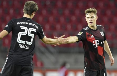 Thomas MUELLER Müller, M mit Joshua KIMMICH r. M klatschen ab nach dem Spiel Fussball 1. Bundesliga, 6. Spieltag, 1. FC Koeln K - FC Bayern Muenchen M 1:2, am 31.10.2020 in Koeln/ Deutschland. Foto: Elmar Kremser/Sven Simon/ Pool DFL regulations prohibit any use of photographs as image sequences and/or quasi-video Editorial use only National and international News- Agencies OUT  *** Thomas MUELLER Müller, M with Joshua KIMMICH r M high-five after the game Football 1 Bundesliga, 6 Matchday, 1 FC Koeln K FC Bayern Muenchen M 1 2, on 31 10 2020 in Koeln Germany Photo Elmar Kremser Sven Simon Pool DFL regulations prohibit any use of photographs as image sequences and or quasi video Editorial use only National and international News Agencies OUT