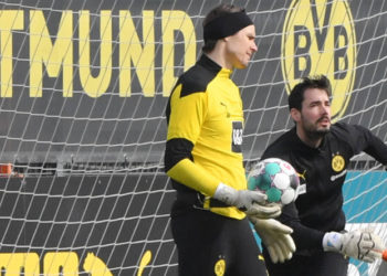 Verdrängt Roman Bürki (r.) seinen Konkurrenten Marwin Hitz (l.) wieder aus dem Tor von Borussia Dortmund?