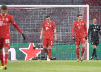Leon Goretzka (r.) und Niklas Süle musste gegen PSG vorzeitig ausgewechselt werden.