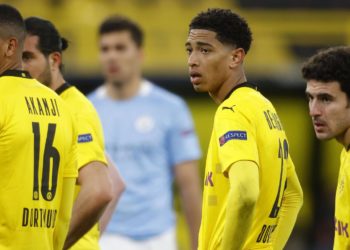 Dortmunds Jude Bellingham und Manuel Akanji stehen bei vier Gelben Karten