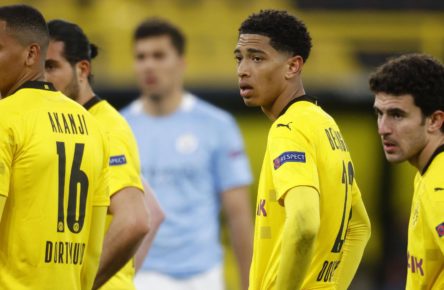 Dortmunds Jude Bellingham und Manuel Akanji stehen bei vier Gelben Karten