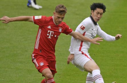 Johua Kimmich im Zweikampf mit Daichi Kamada