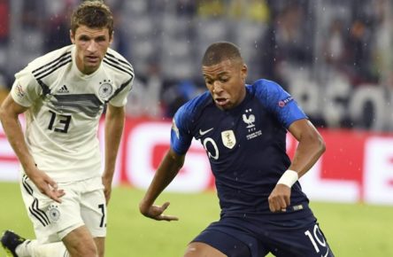 Kylian Mbappe (re) gegen Thomas Müller (li) im UEFA Nations League Gruppenspiel Deutschland gegen Frankreich am 6.9.2018 in der Allianz Arena in München. DFB regulations prohibit any use of photographs as image sequences and / or quasi-video Kylian Mbappe (re) gegen Thomas Müller (li) im UEFA Nations League Gruppenspiel Deutschland gegen Frankreich am 6.9.2018 in der Allianz Arena in München. DFB regulations prohibit any use of photographs as image sequences and / or quasi-video *** Kylian Mbappe re against Thomas Müller li in the UEFA Nations League Group match Germany vs France on 6 9 2018 at the Allianz Arena in Munich DFB regulations prohibit any use of photographs Kylian Mbappe re against Thomas Müller li in the UEFA Nations League Group match Germany vs France on 6 9 2018 in the Allianz Arena in Munich DFB regulations prohibit any use of photographs as image sequences and or quasi video