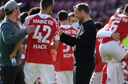 Fussball 1.Bundesliga, FSV Mainz 05 - FC Bayern Muenchen 24.04.2021, xpsx, Fussball 1.Bundesliga, FSV Mainz 05 - FC Bayern Muenchen emspor, v.l. Jubel Freude über den Sieg Trainer Bo Svensson FSV Mainz 05 DFL/DFB REGULATIONS PROHIBIT ANY USE OF PHOTOGRAPHS as IMAGE SEQUENCES and/or QUASI-VIDEO Mainz Opel Arena Rheinland Pfalz Deutschland DE *** Football 1 Bundesliga, FSV Mainz 05 FC Bayern Muenchen 24 04 2021, xpsx, Football 1 Bundesliga, FSV Mainz 05 FC Bayern Muenchen emspor, v l jubilation joy of victory coach Bo Svensson FSV Mainz 05 DFL DFB REGULATIONS PROHIBIT ANY USE OF PHOTOGRAPHS as IMAGE SEQUENCES and or QUASI VIDEO Mainz Opel Arena Rheinland Pfalz Germany DE Poolfoto Patrick Scheiber/Jan Huebner ,EDITORIAL USE ONLY