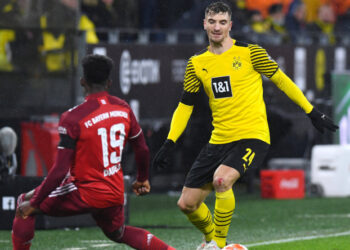 Im Zweikampf mit Bayern-Star Alphonso Davies: Thomas Meunier von Borussia Dortmund