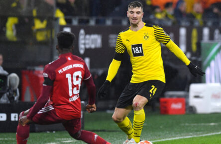 Im Zweikampf mit Bayern-Star Alphonso Davies: Thomas Meunier von Borussia Dortmund