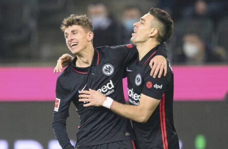 Jesper Lindström und Rafael Santos Borre von Eintracht Frankfurt