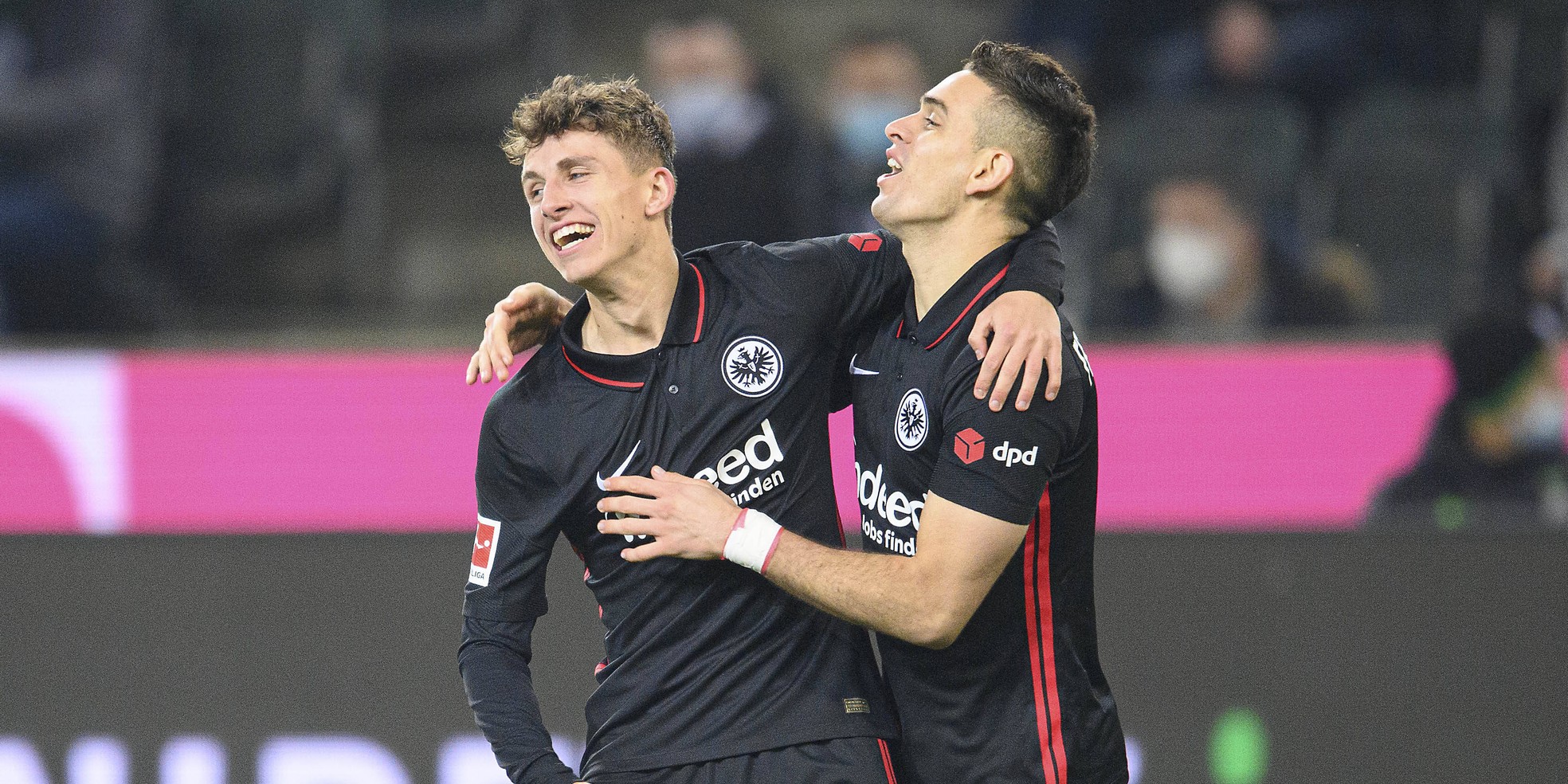 Jesper Lindström und Rafael Santos Borre von Eintracht Frankfurt