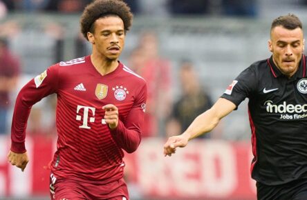 Leroy SANE, FCB 10 Thomas MUELLER, MÜLLER, FCB 25 compete for the ball, tackling, duel, header, zweikampf, action, fight against Filip KOSTIC, FRA 10 in the match FC BAYERN MUENCHEN - EINTRACHT FRANKFURT 1-2 1.German Football League on October 03, 2021 in Munich, Germany. Season 2021/2022, matchday 7, 1.Bundesliga, FCB, München, 7.Spieltag.