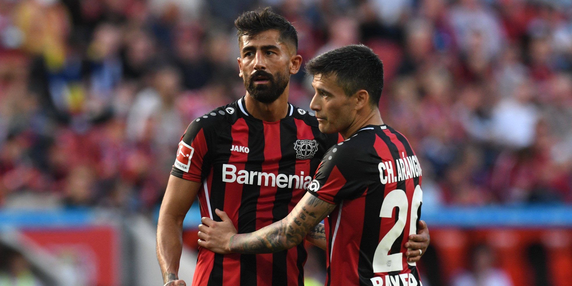 Kerem Demirbay und Charles Aranguiz von Bayer 04 Leverkusen
