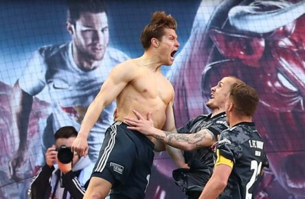 Kevin Behrens feiert mit Sven Michel das 2:1 gegen Leipzig