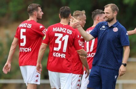 Der 1. FSV Mainz 05 mit den Spielern Leitsch und Kohr sowie Trainer Svensson