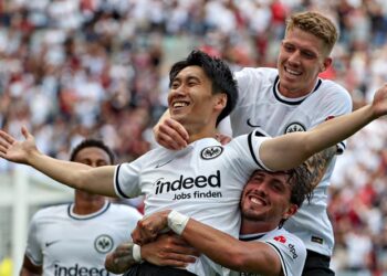 Eintracht Frankfurt: Daichi Kamada feiert mit Luca Pellegrini und Kristijan Jakic