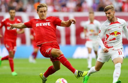Timo Hübers vom 1. FC Köln im Zweikampf mit Leipzigs Timo Werner