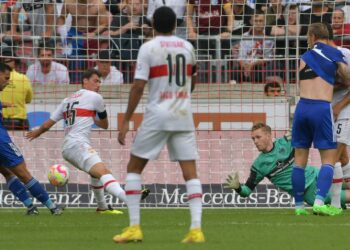 Pascal Stenzel klärt für den VfB Stuttgart
