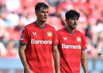 Patrik Schick und Sardar Azmoun von Bayer 04 Leverkusen