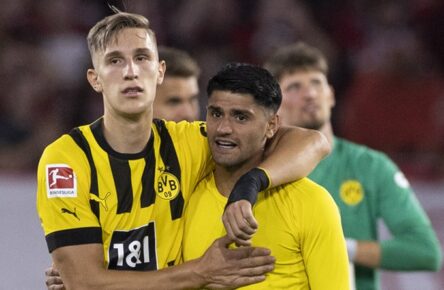 Rückrunden-Hoffnungeträger von Borussia Dortmund: Mahmoud Dahoud, hier umarmt von Nico Schlotterbeck