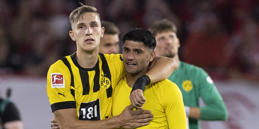 Rückrunden-Hoffnungeträger von Borussia Dortmund: Mahmoud Dahoud, hier umarmt von Nico Schlotterbeck