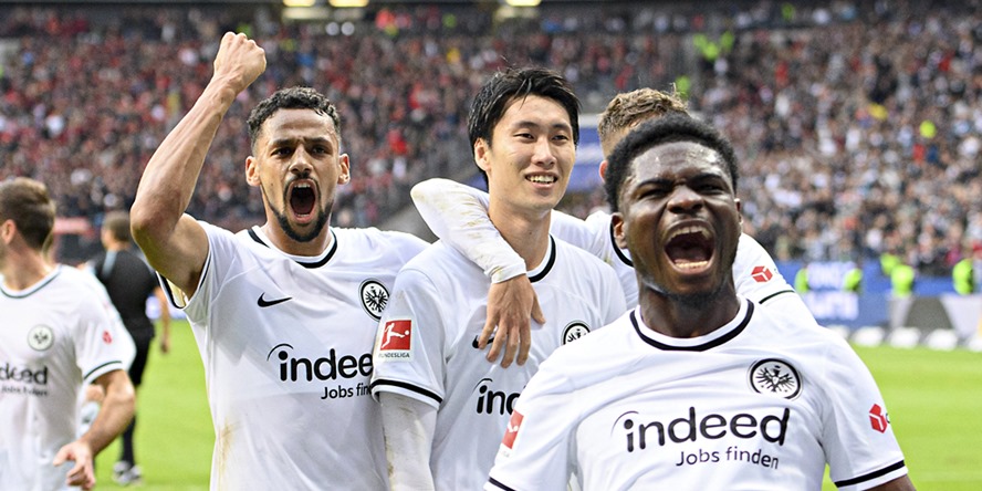 Eintracht Frankfurts Mittelfeld-Asse Djibril Sow und Eric Junior Dina Ebimbe feiern mit Daichi Kamada