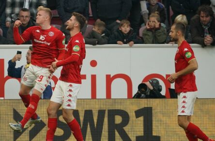 Mainz 05: Anton Stach jubelt mit Jonathan Burkardt