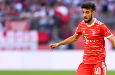 Der Spielplan könnte Nasser Mazraoui vom FC Bayern München einige Punkte einbringen