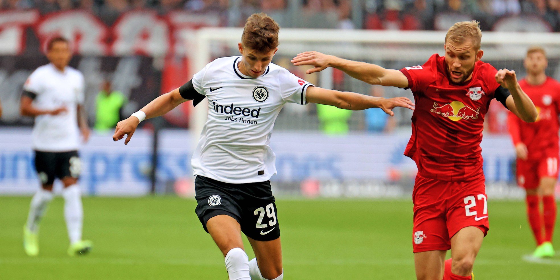 Jesper Lindström von Eintracht Frankfurt im Duell mit Konrad Laimer von RB Leipzig