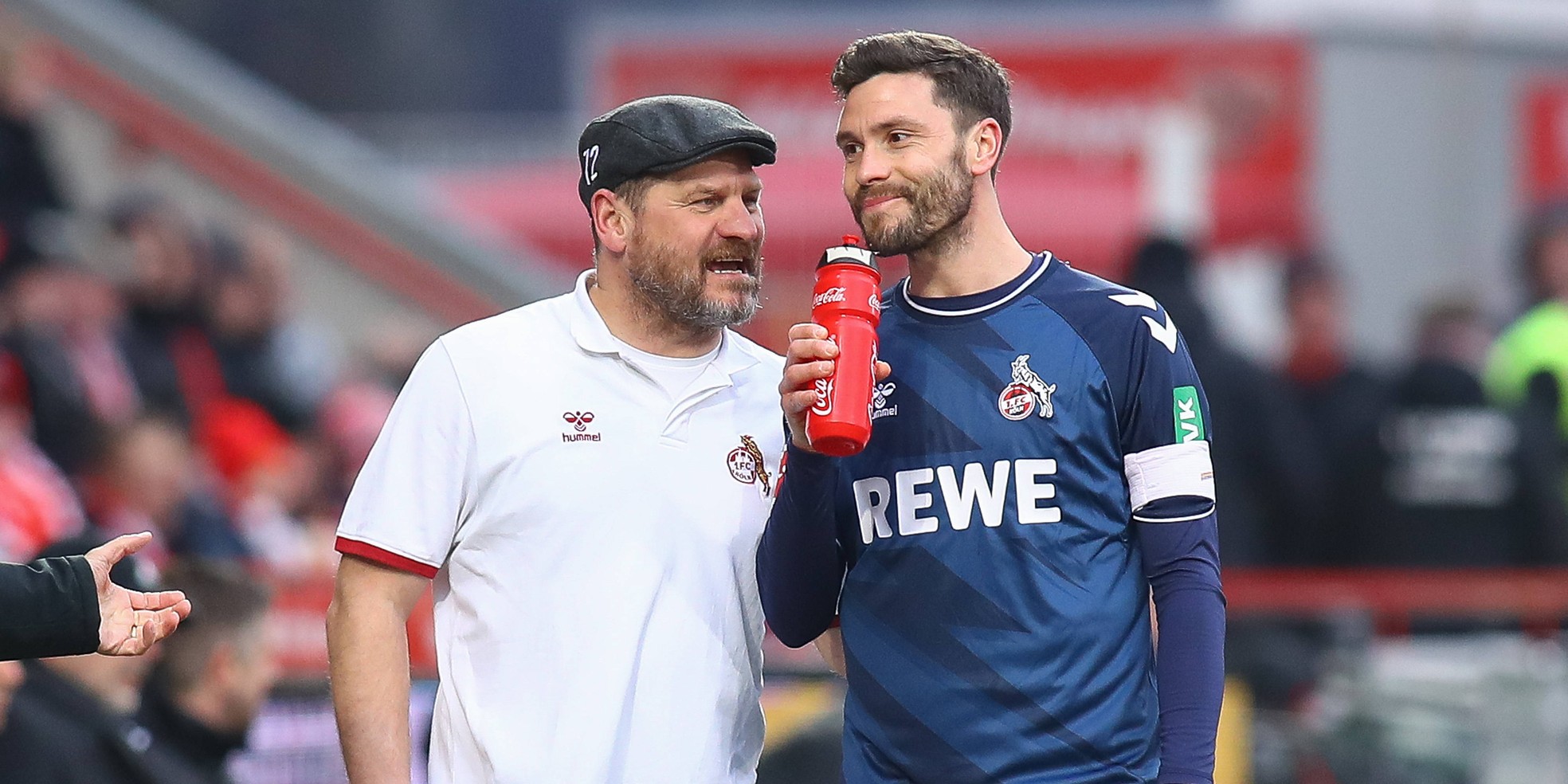 Jonas Hector vom 1. FC Köln mit Trainer Steffen Baumgart