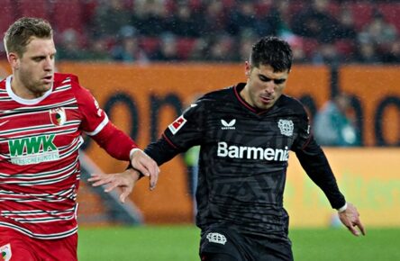Weltmeister Exequiel Palacios (Bayer 04 Leverkusen) im Duell mit Arne Maier (FC Augsburg).