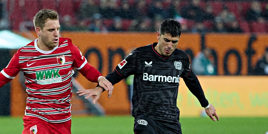 Weltmeister Exequiel Palacios (Bayer 04 Leverkusen) im Duell mit Arne Maier (FC Augsburg).