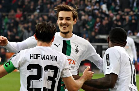 Borussia Mönchengladbach einsortiert: Jonas Hofmann umarmt Florian Neuhaus und Marcus Thuram