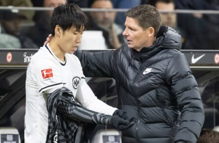 Daichi Kamada von Eintracht Frankfurt mit Trainer Oliver Glasner