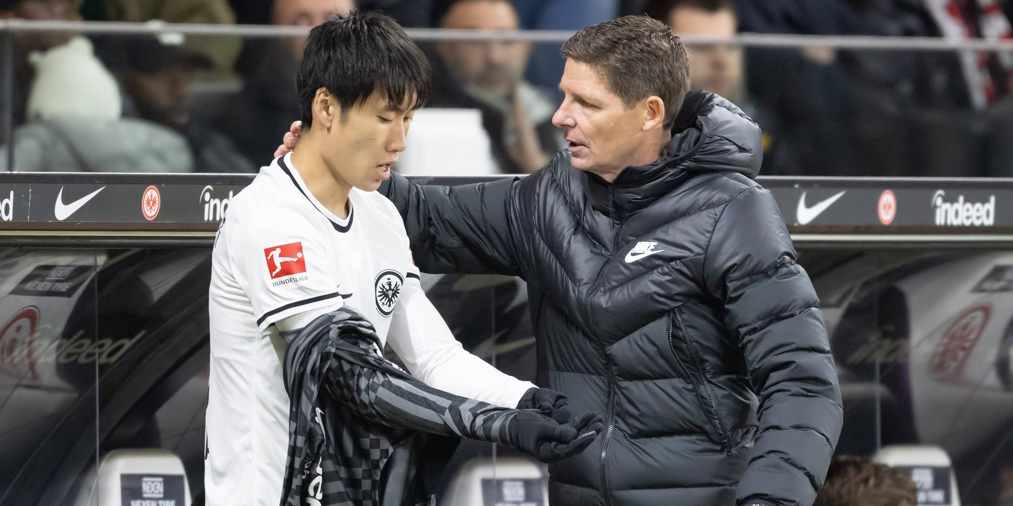 Daichi Kamada von Eintracht Frankfurt mit Trainer Oliver Glasner