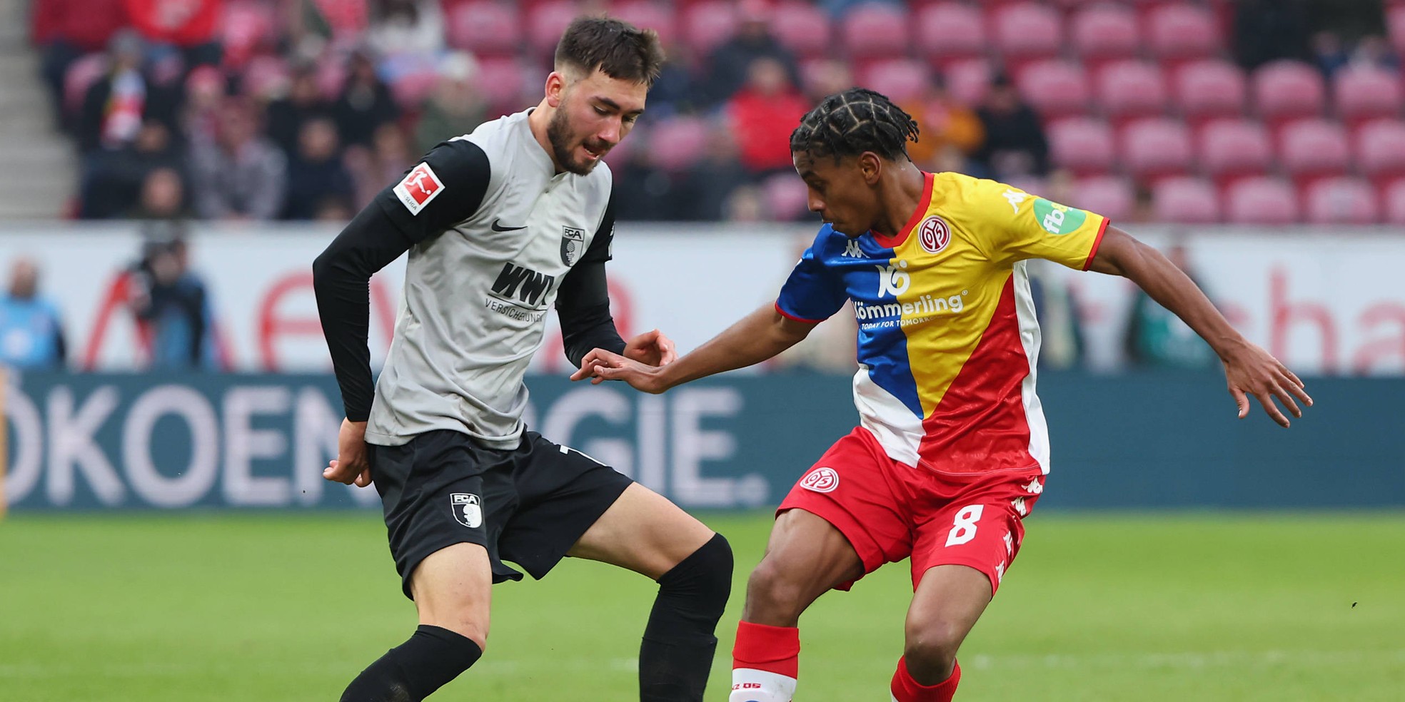 Dion Drena Beljo vom FC Augsburg und Leandro Barreiro vom FSV Mainz 05