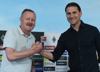 Borussia Mönchengladbach: Trainer Gerardo Seoane (r.) mit Geschäftsführer Roland Virkus