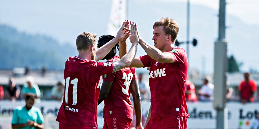 Testspiele - 1. FC Köln: Florian Kainz und Timo Hübers klatschen beim 1:1 gegen Mallorca ab.