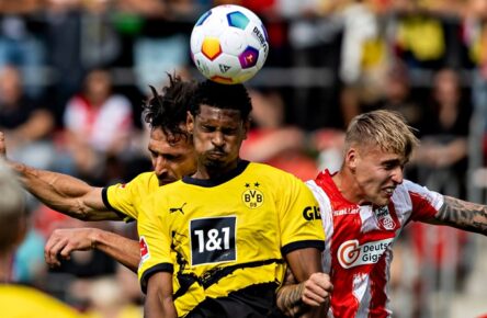 Borussia Dortmund im Testspiel: Mats Hummels und Sebastien Haller im Kopfballduell