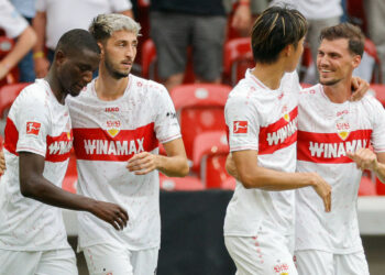 VfB Stuttgart: Pascal Stenzel (r.) ist ein Gewinner des 1. Spieltags
